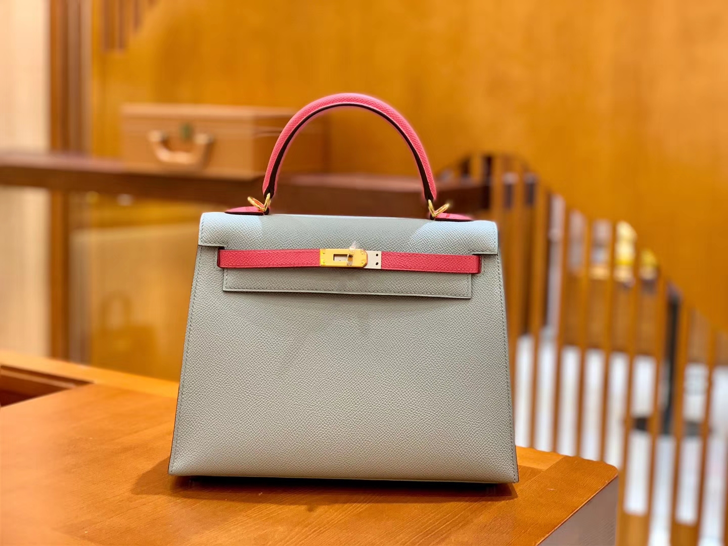 Hermès（爱马仕）Kelly 25cm 唇膏粉拼海鸥灰 金扣 掌纹牛皮 全手工缝制 现货