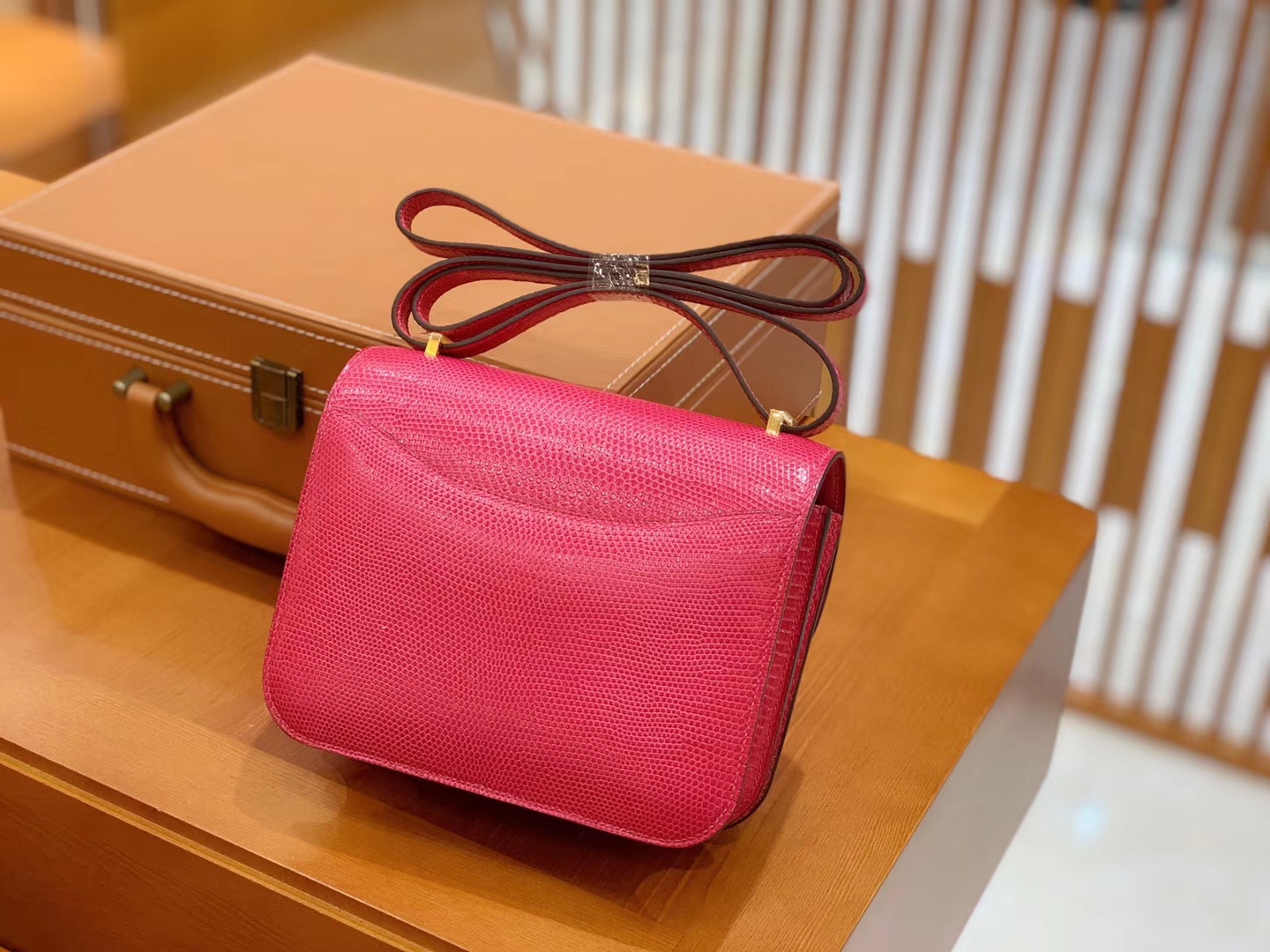 Hermès（爱马仕）Constance 空姐包 桃红色 极致粉 野生蜥蜴皮 全手工缝制 18cm 金扣 现货