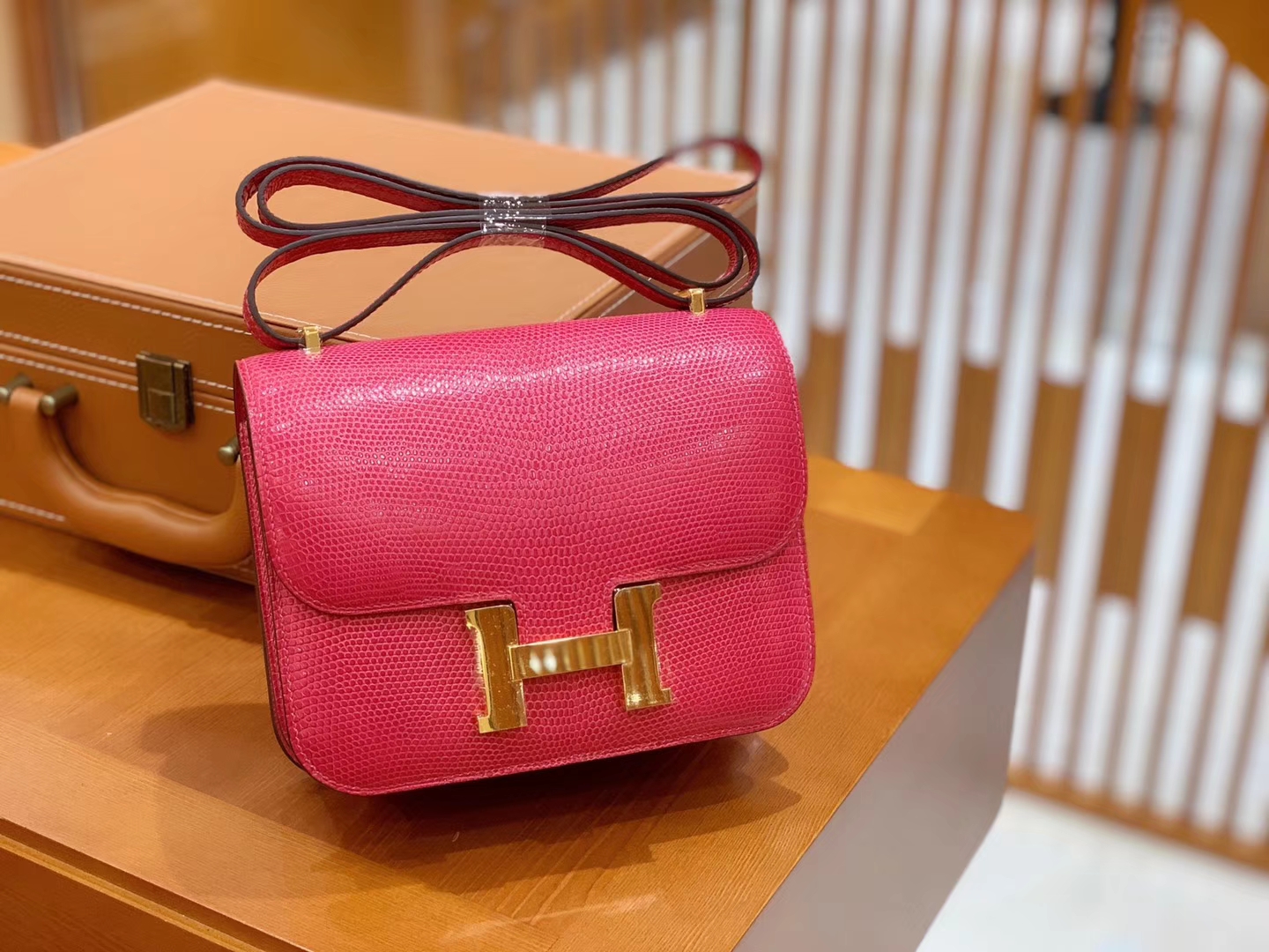 Hermès（爱马仕）Constance 空姐包 桃红色 极致粉 野生蜥蜴皮 全手工缝制 18cm 金扣 现货