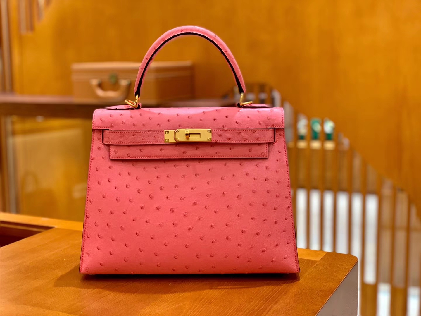 Hermès（爱马仕）Kelly 凯莉包 唇膏粉 鸵鸟皮 全手工缝制 金扣 28cm 现货