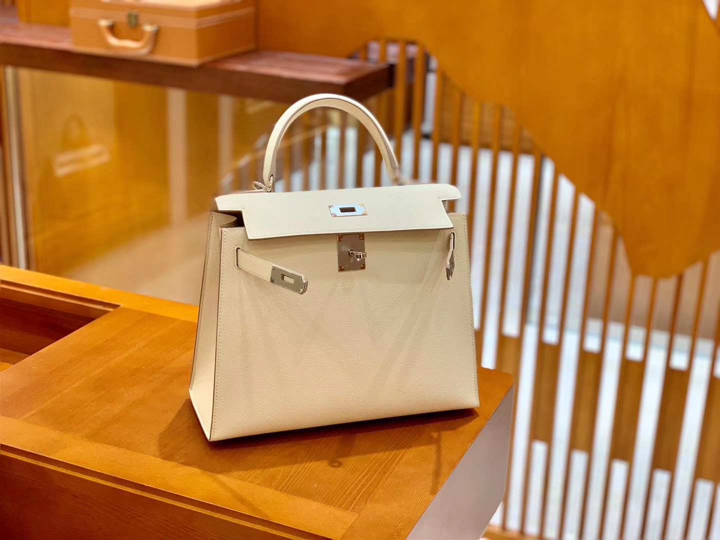 Hermès（爱马仕）Kelly 凯莉包 奶昔白 掌纹牛皮 进口原料 臻品级别 银扣 28cm 现货
