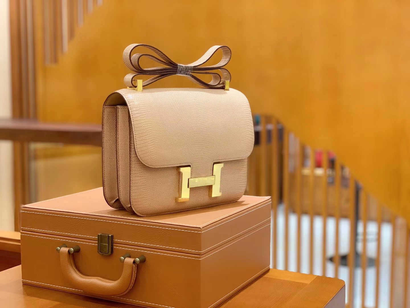 Hermès（爱马仕）Constance 空姐包 杏色 野生蜥蜴皮 全手工缝制 23cm 金扣 现货