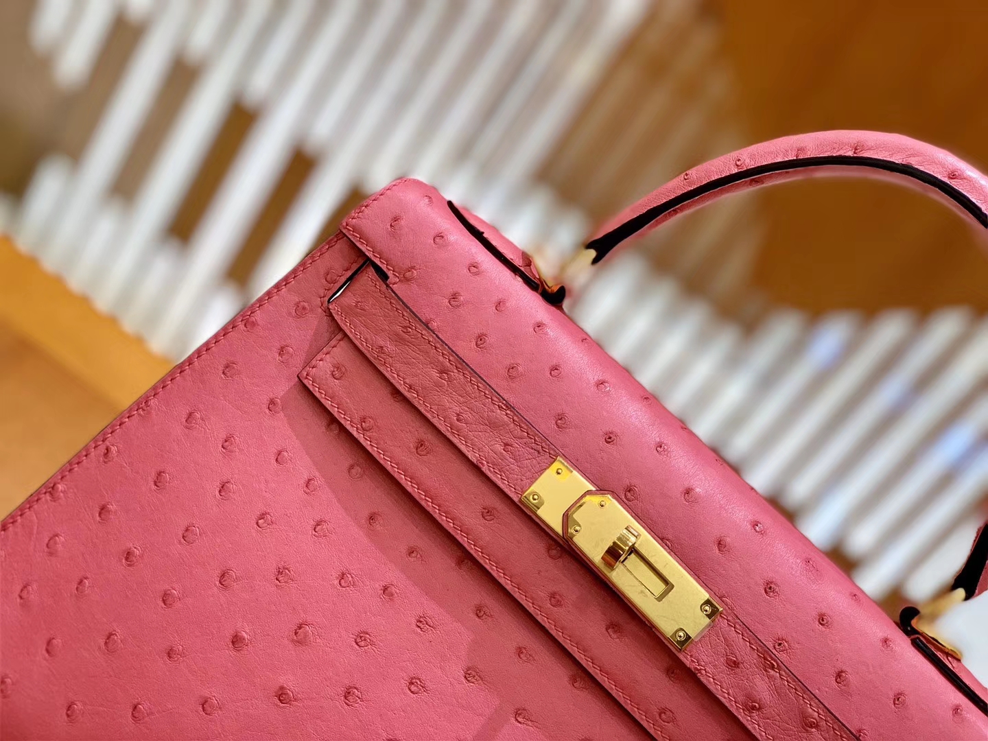 Hermès（爱马仕）Kelly 凯莉包 唇膏粉 鸵鸟皮 全手工缝制 金扣 28cm 现货