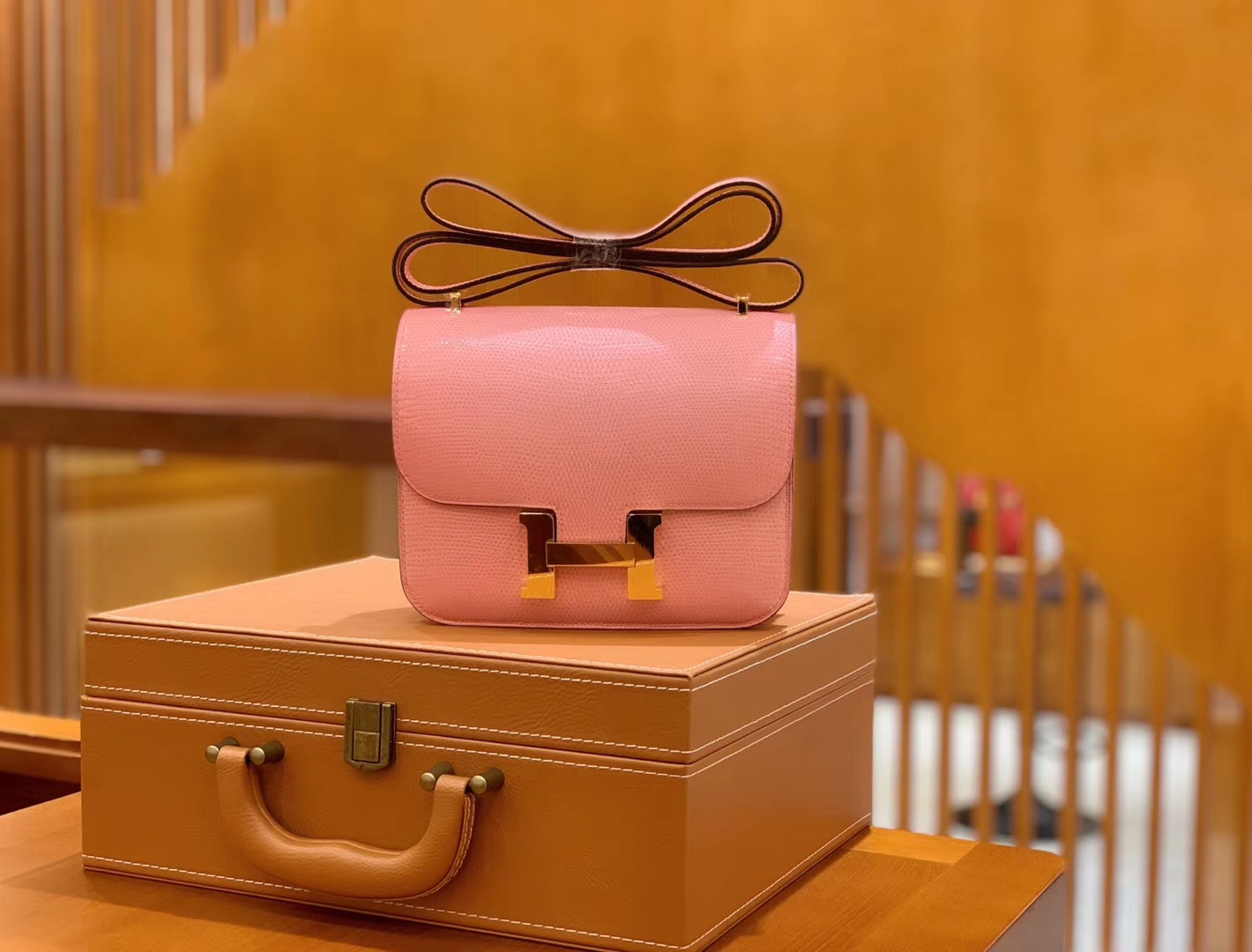 Hermès（爱马仕）Constance 空姐包 樱花粉 野生蜥蜴皮 全手工缝制 18cm 金扣 现货