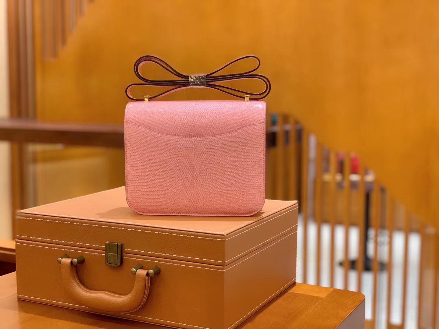 Hermès（爱马仕）Constance 空姐包 樱花粉 野生蜥蜴皮 全手工缝制 18cm 金扣 现货