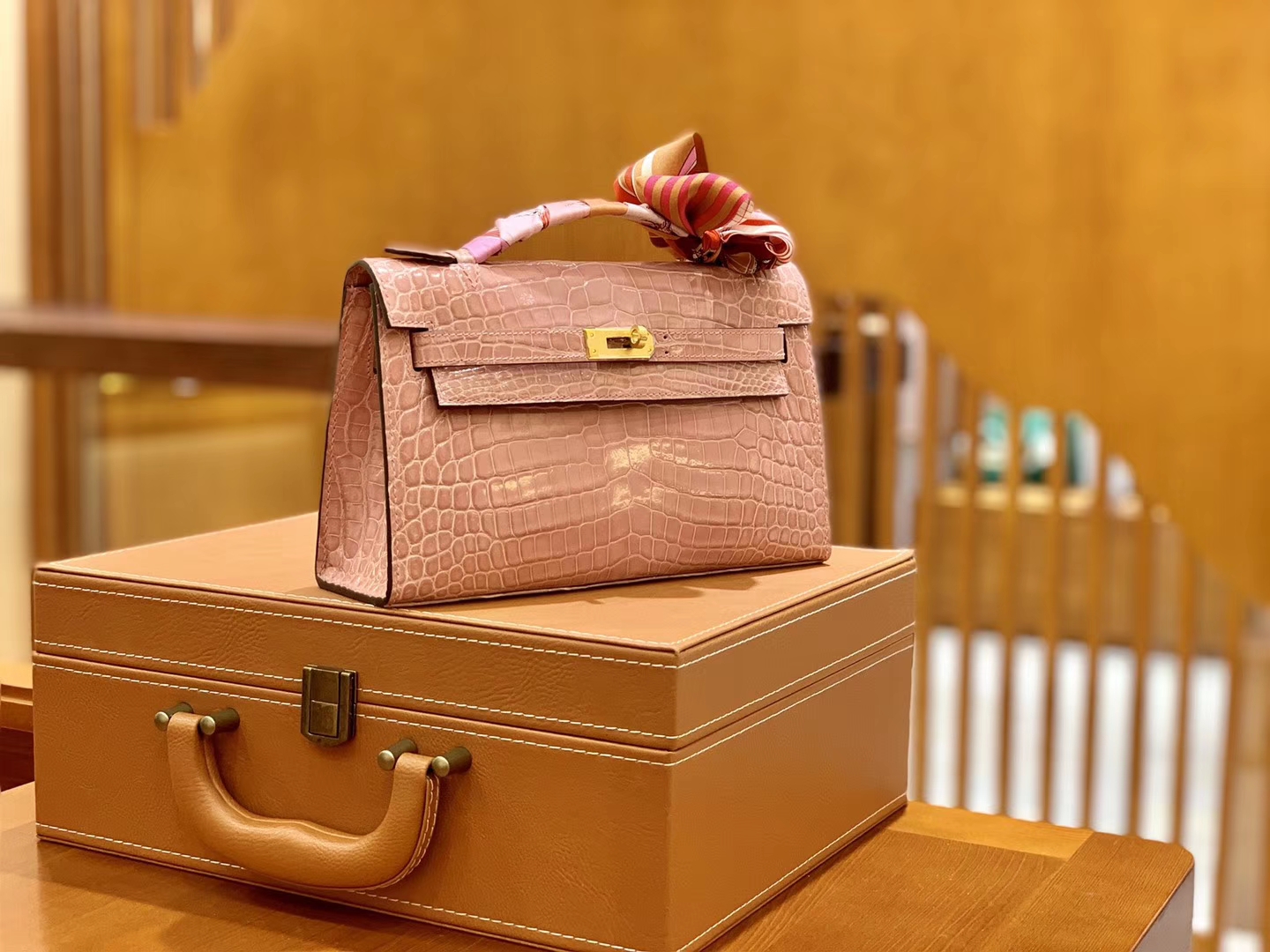 Hermès（爱马仕）Mini Kelly 迷你凯莉 樱花粉 一级尼罗鳄鱼皮 全手工缝制 金扣 22cm