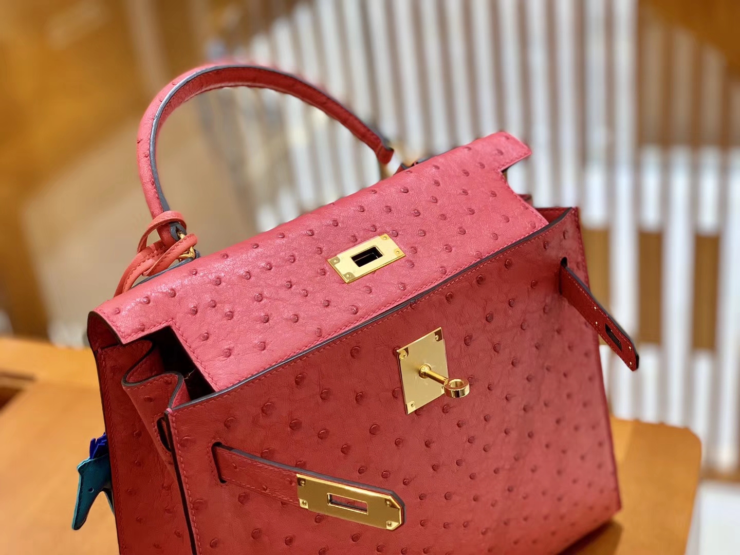 Hermès（爱马仕）Kelly 凯莉包 陶瓷粉 鸵鸟皮 全手工缝制 金扣 28cm 现货