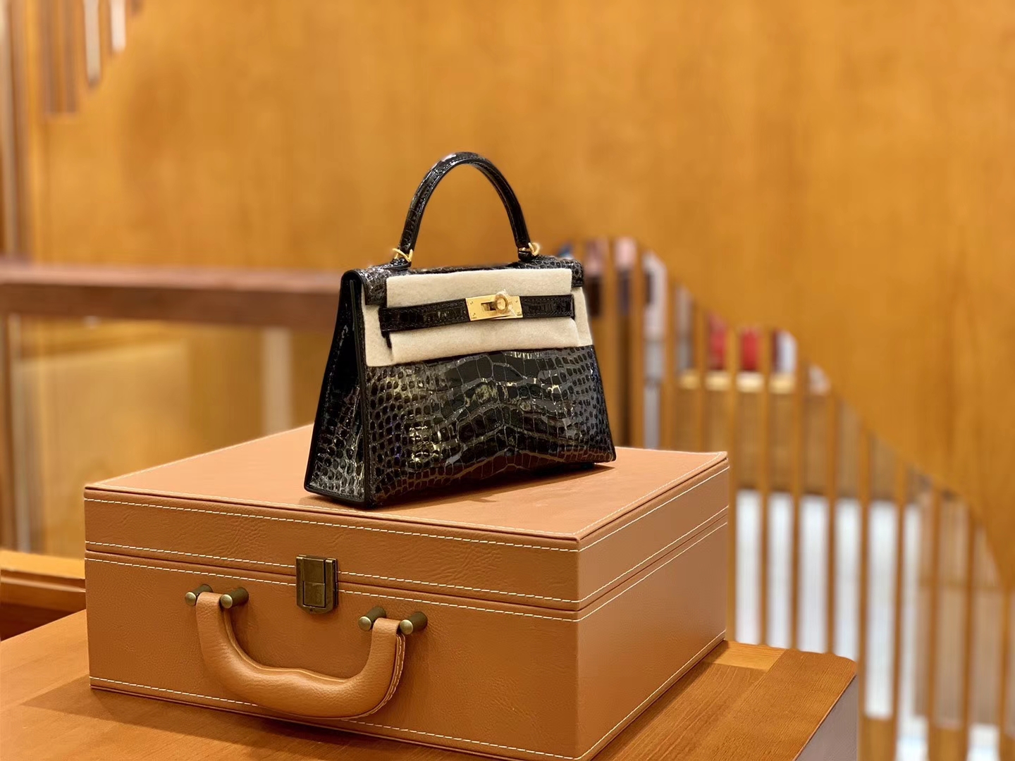 Hermès（爱马仕）MiniKelly 迷你凯莉 经典黑 一级亮面美洲鳄鱼皮 臻品级别 金扣 19cm 2代