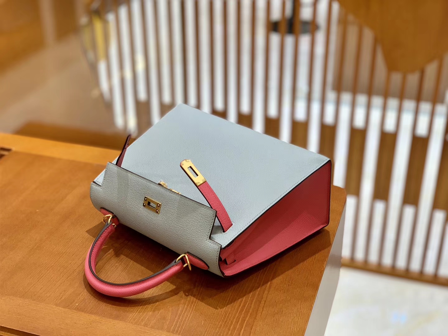 Hermès（爱马仕）Kelly 25cm 唇膏粉拼海鸥灰 金扣 掌纹牛皮 全手工缝制 现货