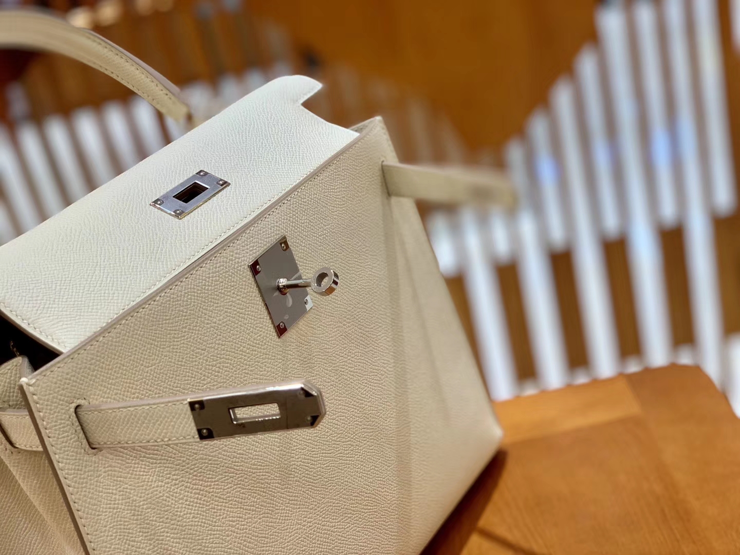 Hermès（爱马仕）Kelly 凯莉包 奶昔白 掌纹牛皮 进口原料 臻品级别 银扣 28cm 现货
