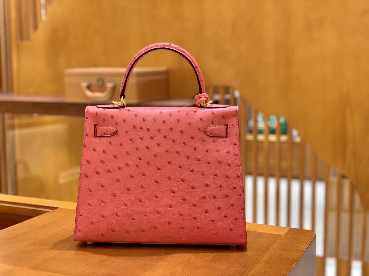 Hermès（爱马仕）Kelly 凯莉包 陶瓷粉 鸵鸟皮 全手工缝制 金扣 28cm 现货