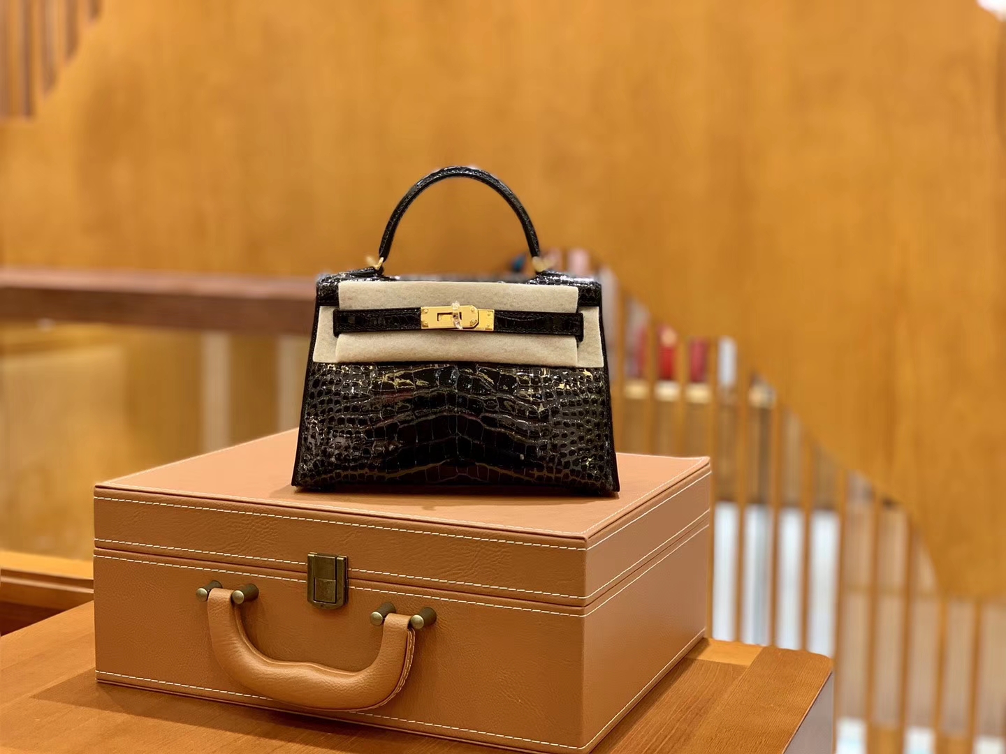 Hermès（爱马仕）MiniKelly 迷你凯莉 经典黑 一级亮面美洲鳄鱼皮 臻品级别 金扣 19cm 2代