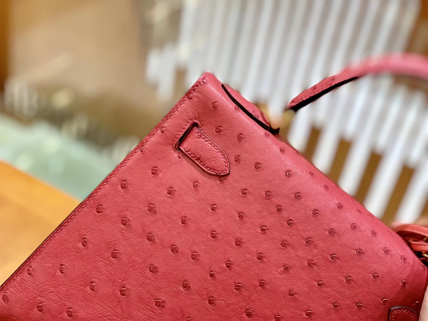 Hermès（爱马仕）Kelly 凯莉包 陶瓷粉 鸵鸟皮 全手工缝制 金扣 28cm 现货