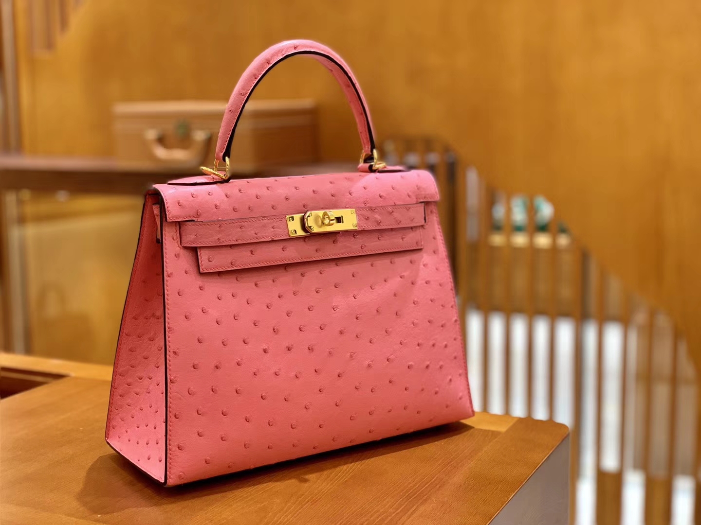 Hermès（爱马仕）Kelly 凯莉包 唇膏粉 鸵鸟皮 全手工缝制 金扣 28cm 现货