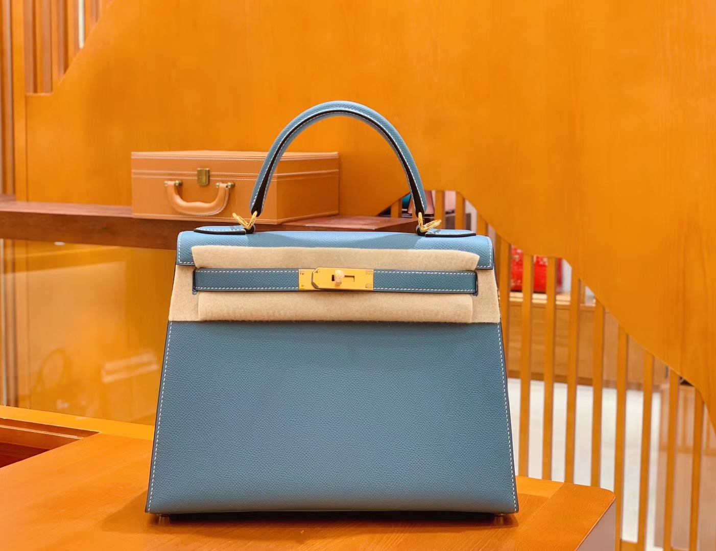 Hermès（爱马仕）Kelly 凯莉包 牛仔蓝 掌纹牛皮 进口原料 臻品级别 金扣 28cm 现货
