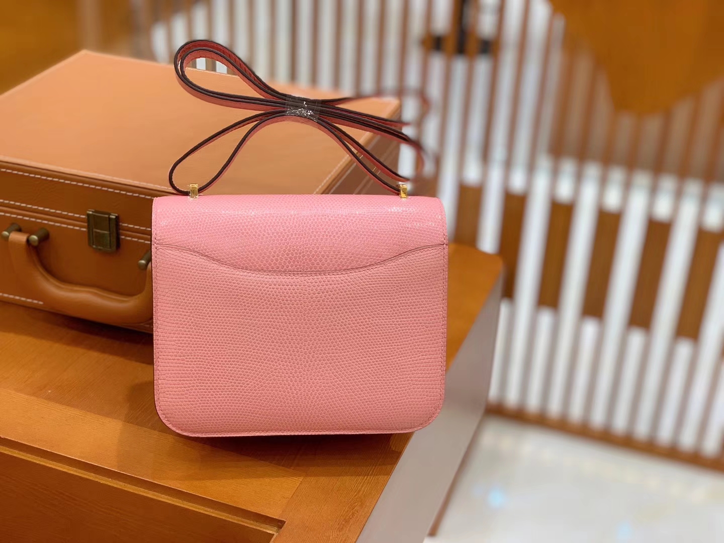 Hermès（爱马仕）Constance 空姐包 樱花粉 野生蜥蜴皮 全手工缝制 18cm 金扣 现货