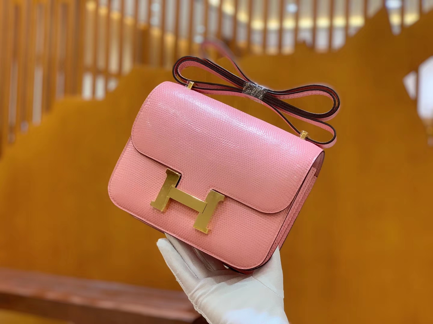 Hermès（爱马仕）Constance 空姐包 樱花粉 野生蜥蜴皮 全手工缝制 18cm 金扣 现货