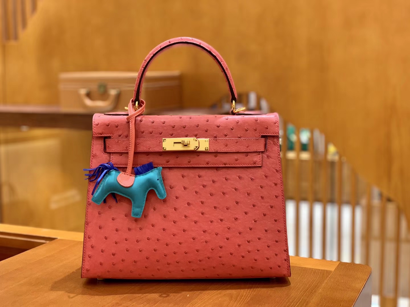 Hermès（爱马仕）Kelly 凯莉包 陶瓷粉 鸵鸟皮 全手工缝制 金扣 28cm 现货