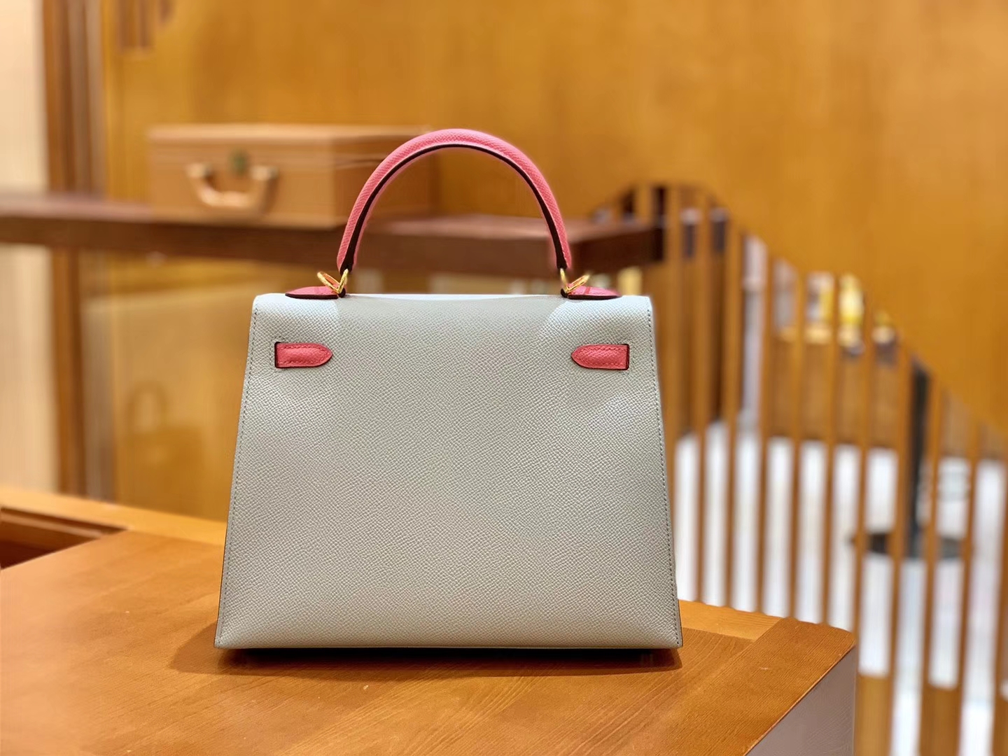 Hermès（爱马仕）Kelly 25cm 唇膏粉拼海鸥灰 金扣 掌纹牛皮 全手工缝制 现货