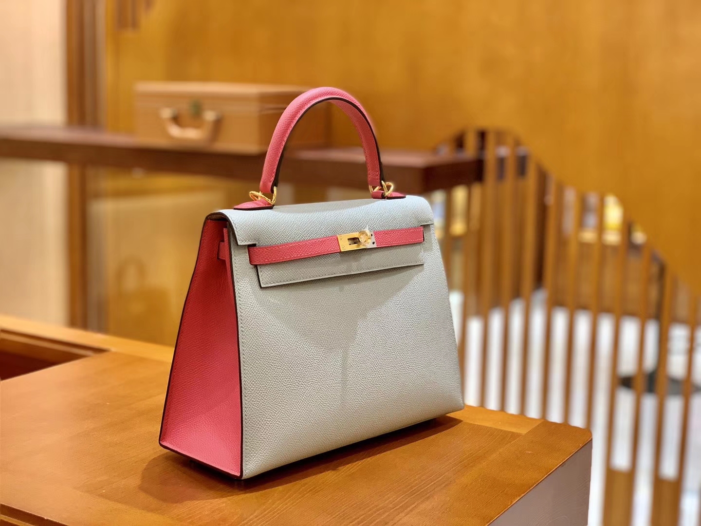 Hermès（爱马仕）Kelly 25cm 唇膏粉拼海鸥灰 金扣 掌纹牛皮 全手工缝制 现货