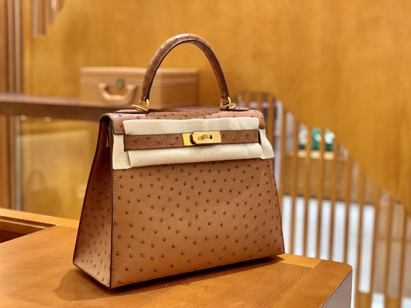 Hermès（爱马仕）Kelly 凯莉包 焦糖棕 鸵鸟皮 全手工缝制 金扣 28cm 现货
