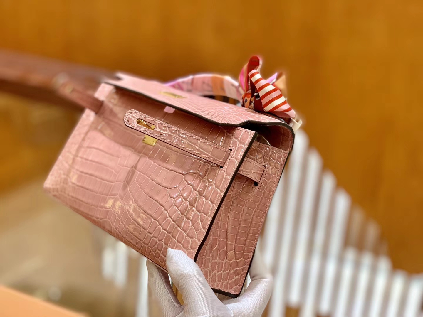 Hermès（爱马仕）Mini Kelly 迷你凯莉 樱花粉 一级尼罗鳄鱼皮 全手工缝制 金扣 22cm