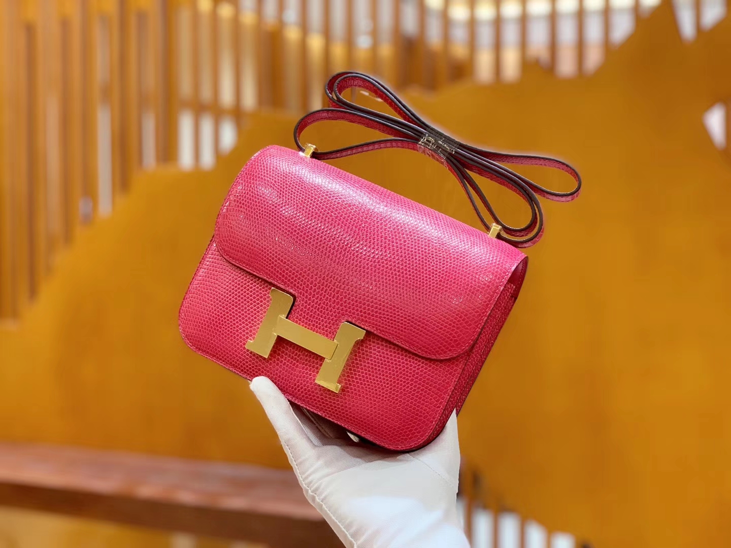Hermès（爱马仕）Constance 空姐包 桃红色 极致粉 野生蜥蜴皮 全手工缝制 18cm 金扣 现货