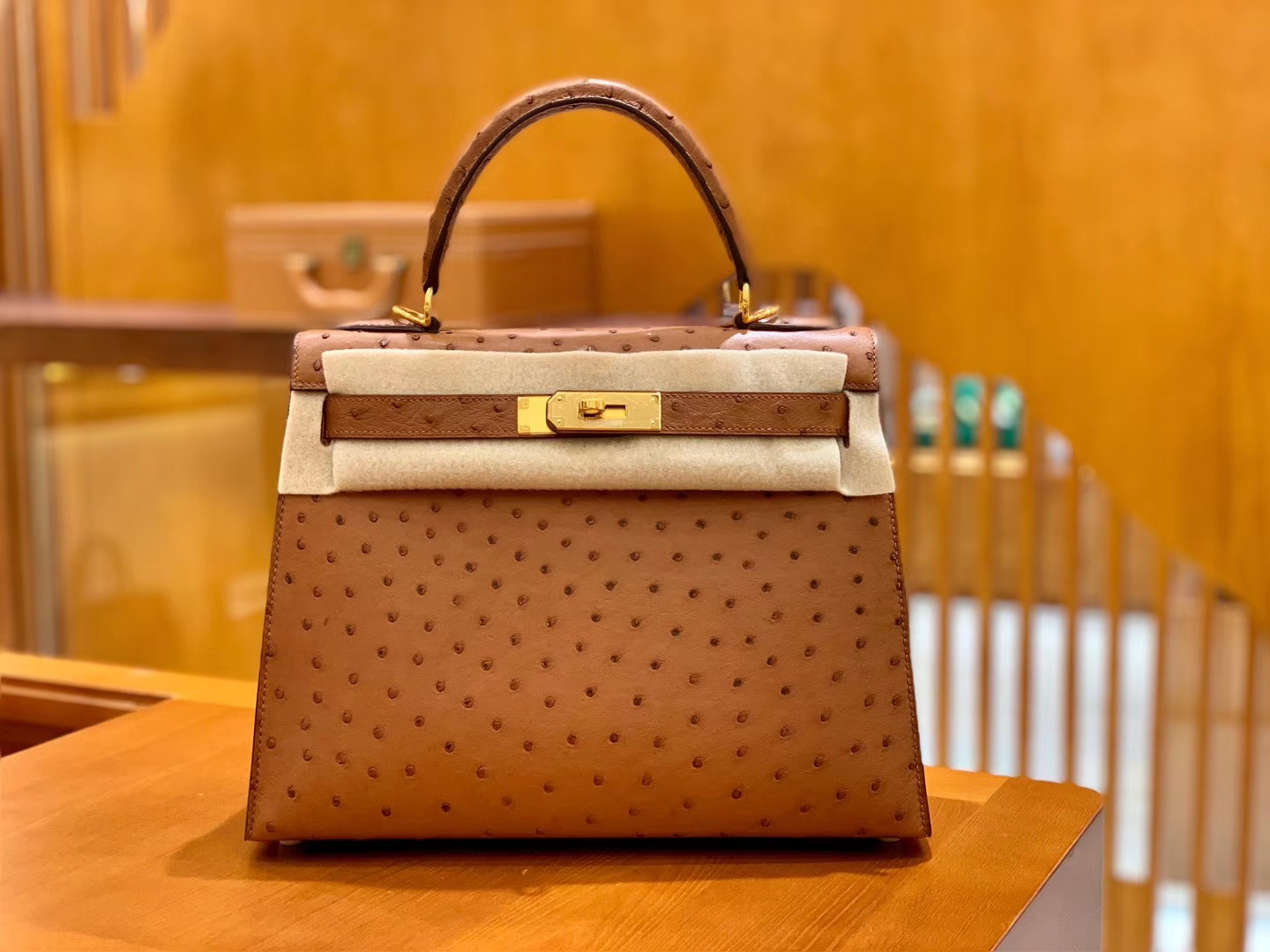 Hermès（爱马仕）Kelly 凯莉包 焦糖棕 鸵鸟皮 全手工缝制 金扣 28cm 现货