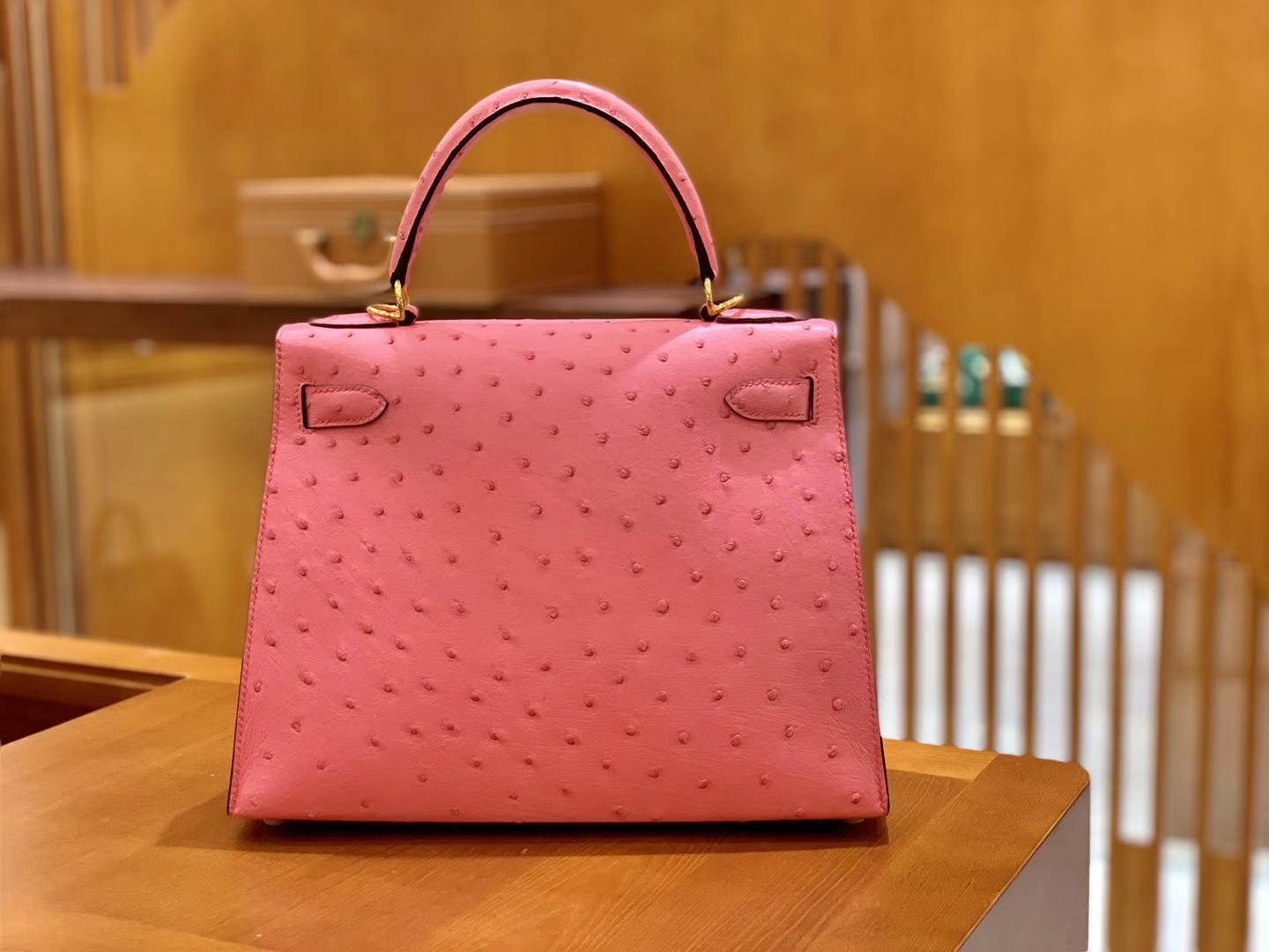 Hermès（爱马仕）Kelly 凯莉包 唇膏粉 鸵鸟皮 全手工缝制 金扣 28cm 现货