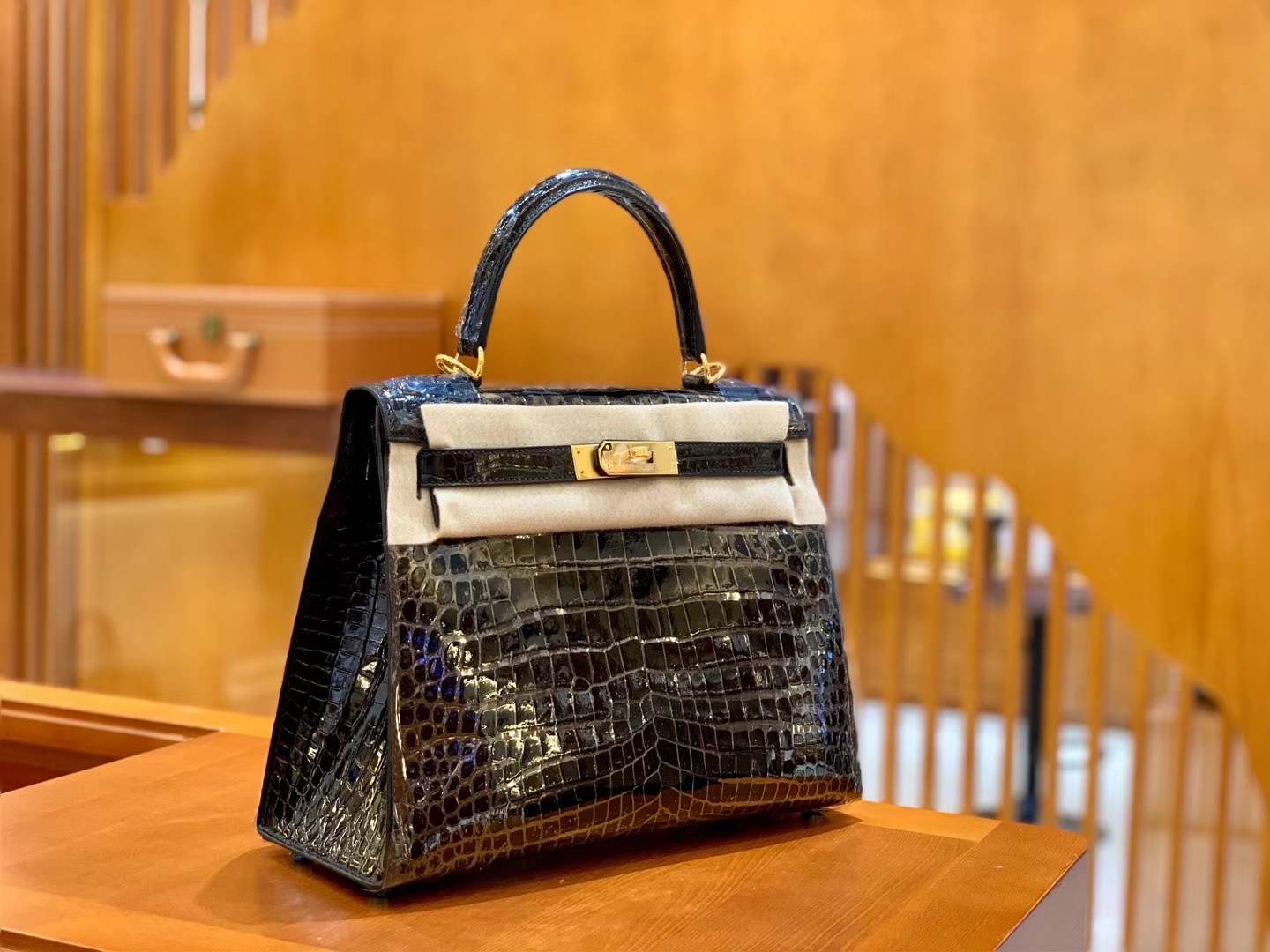 Hermès（爱马仕）Kelly 凯莉包 鳄鱼皮 黑色 金扣 28cm 现货