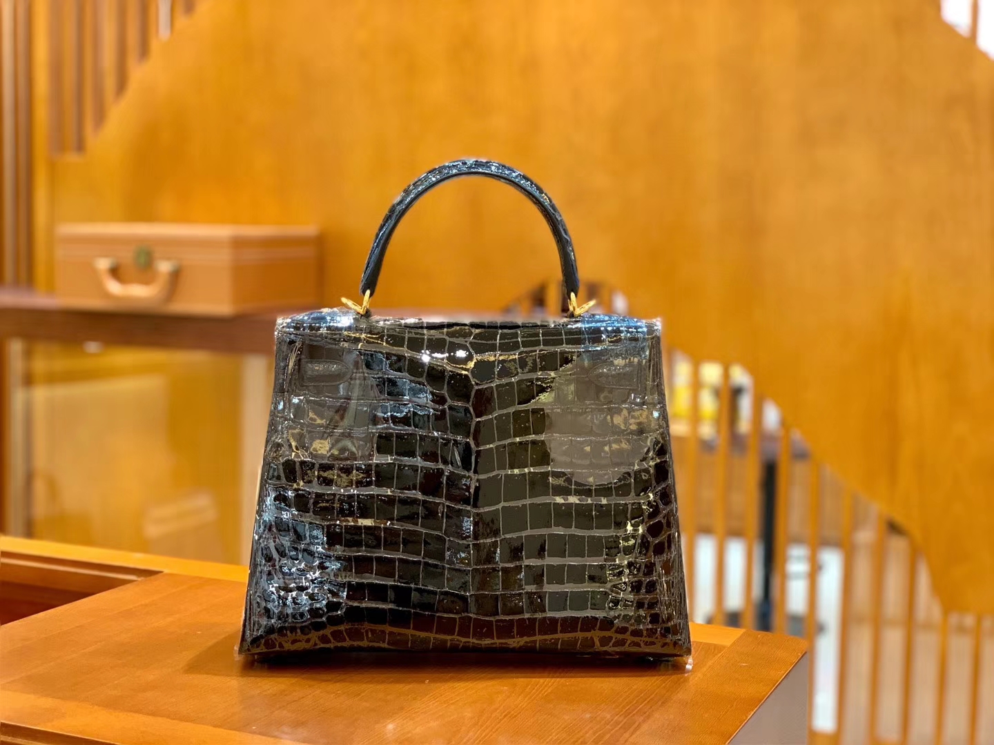Hermès（爱马仕）Kelly 凯莉包 鳄鱼皮 黑色 金扣 28cm 现货