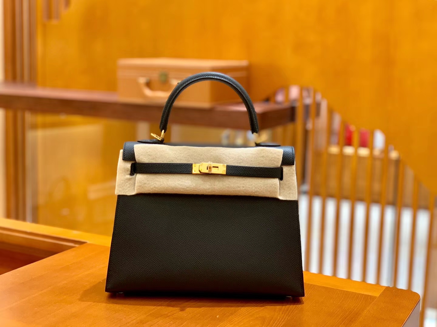 Hermès（爱马仕）Kelly 28cm 经典黑 金扣 Epsom 掌纹进口小牛皮 全手工缝制