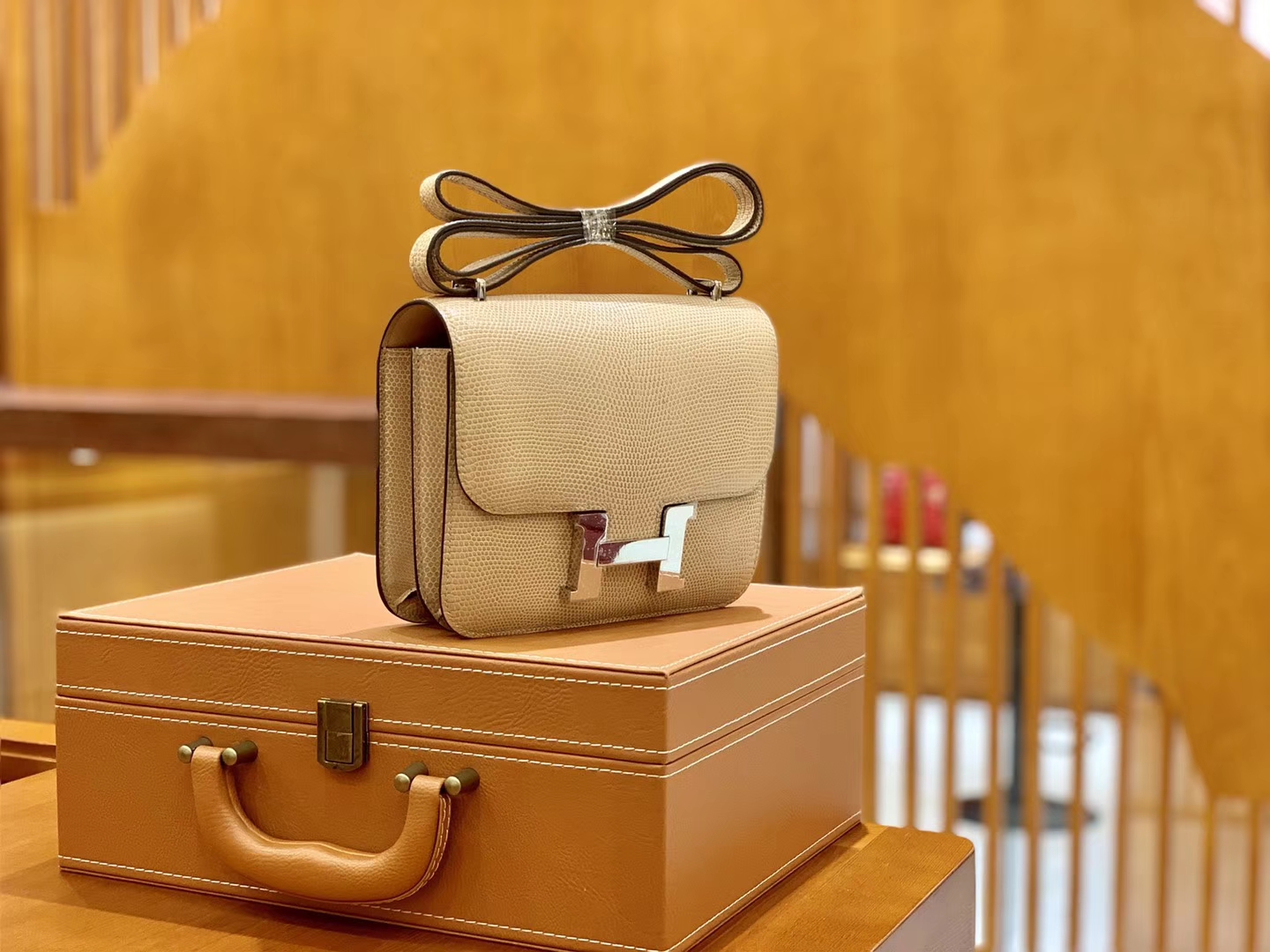 Hermès（爱马仕）Constance 18cm 杏色 银扣 南非野生蜥蜴皮 全手工缝制