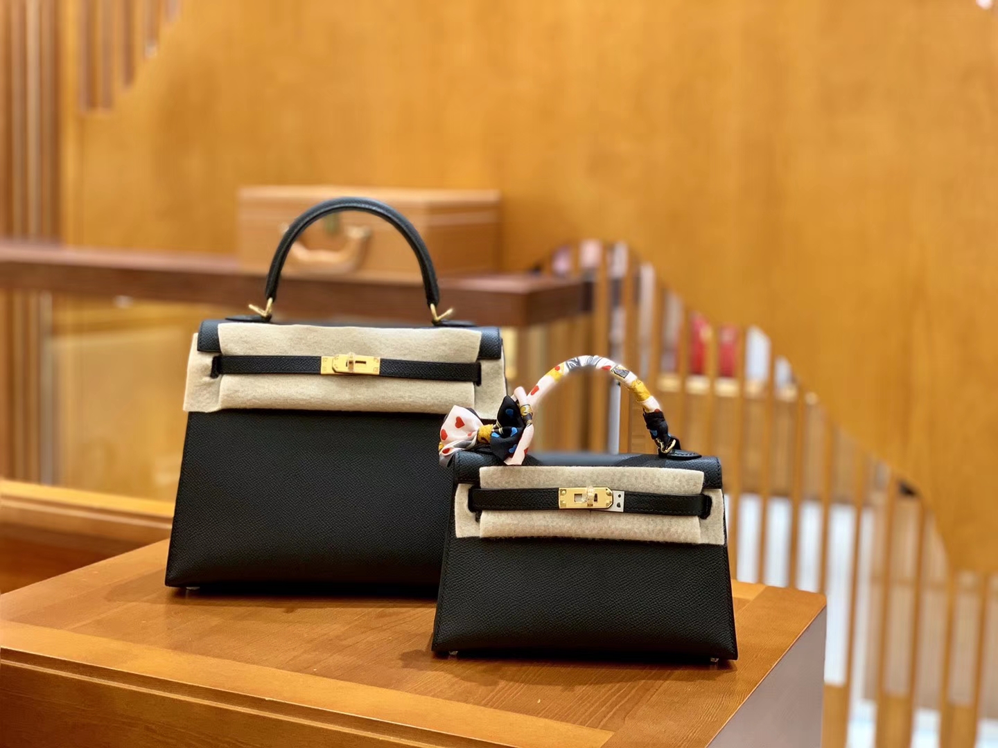 Hermès（爱马仕）Kelly 28cm 经典黑 金扣 Epsom 掌纹进口小牛皮 全手工缝制