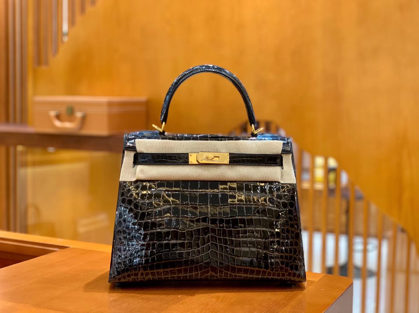 Hermès（爱马仕）Kelly 凯莉包 鳄鱼皮 黑色 金扣 28cm 现货