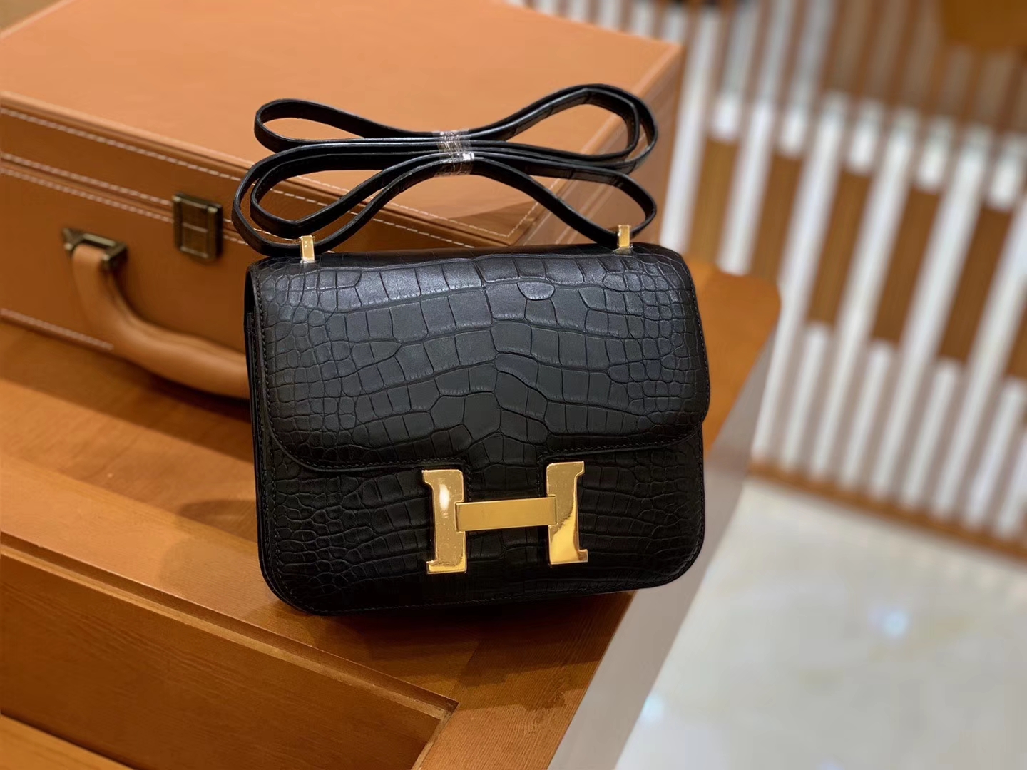Hermès（爱马仕）Constance 18cm 经典黑 金扣 美洲雾面鳄鱼皮 全手工缝制