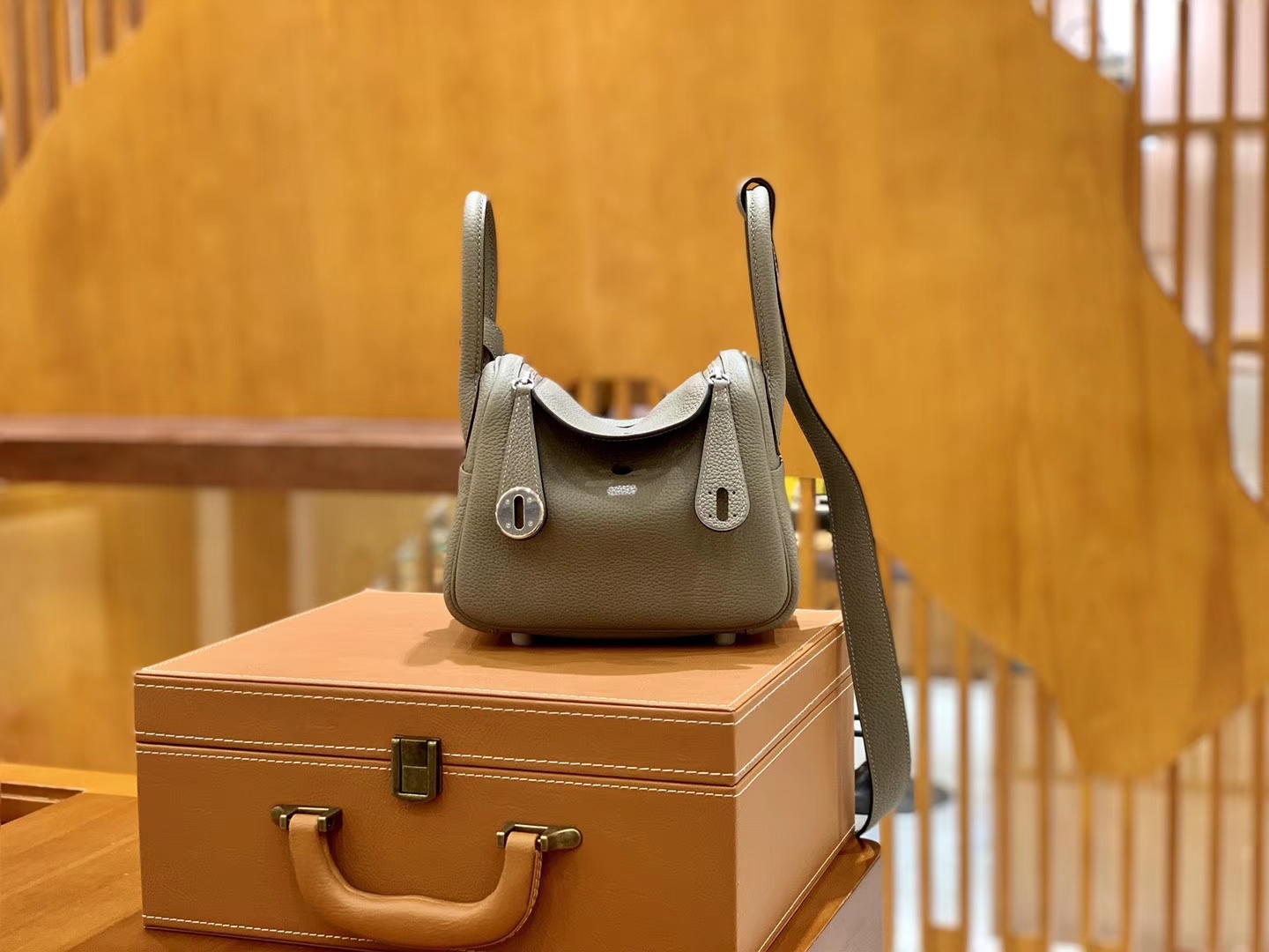 Hermès（爱马仕）Mini Lindy 18cm 沥青灰 银扣 Togo 小牛皮 全手工缝制