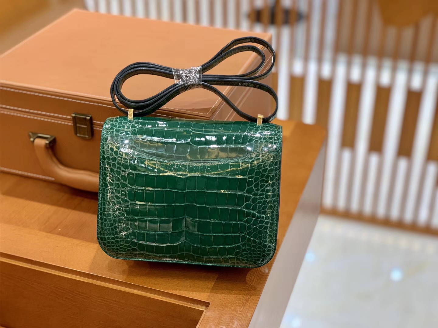 Hermès（爱马仕）Constance 18cm 宝石绿 金扣 美洲亮面 鳄鱼皮  全手工缝制