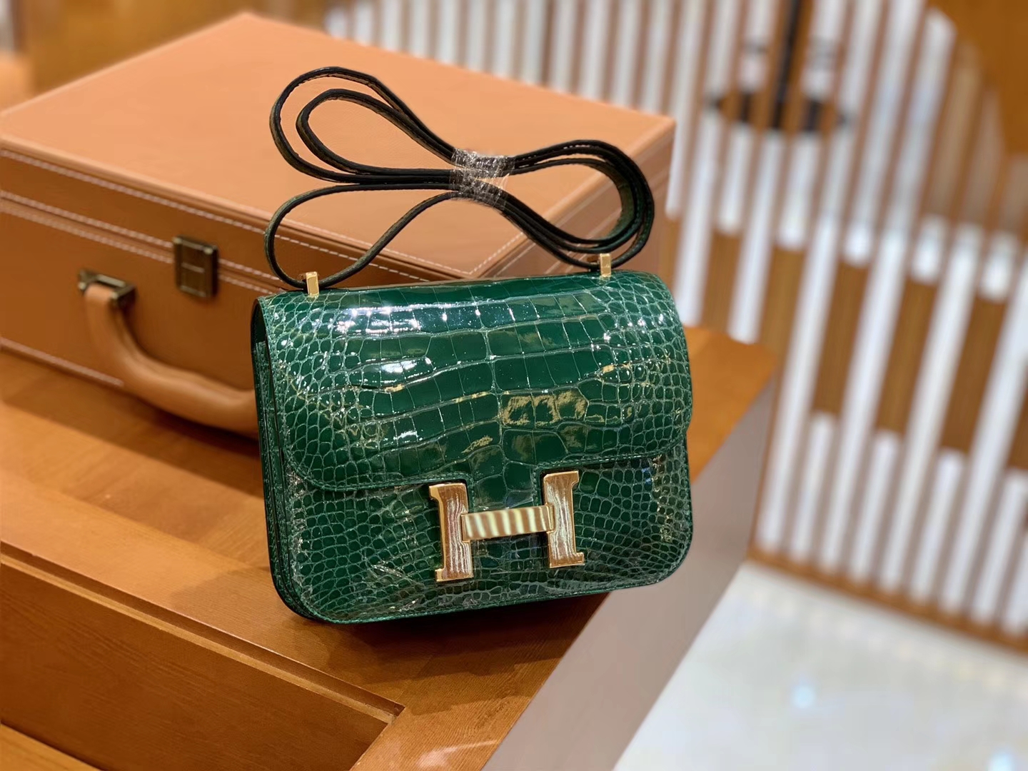 Hermès（爱马仕）Constance 18cm 宝石绿 金扣 美洲亮面 鳄鱼皮  全手工缝制