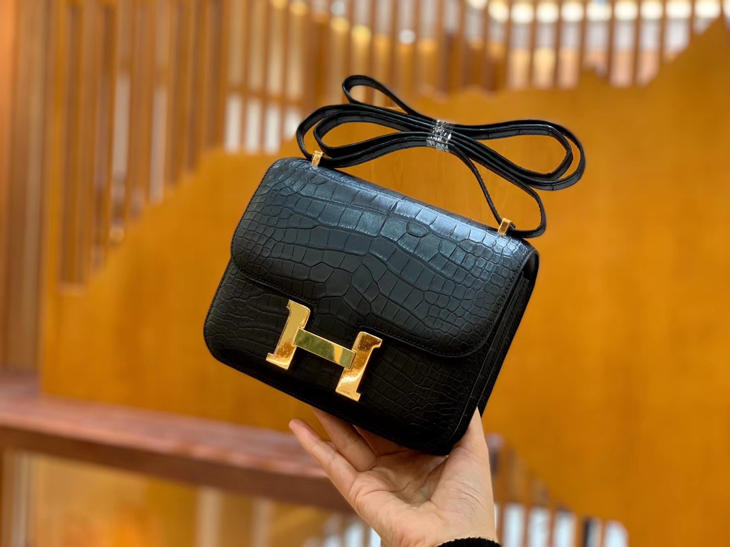 Hermès（爱马仕）Constance 18cm 经典黑 金扣 美洲雾面鳄鱼皮 全手工缝制