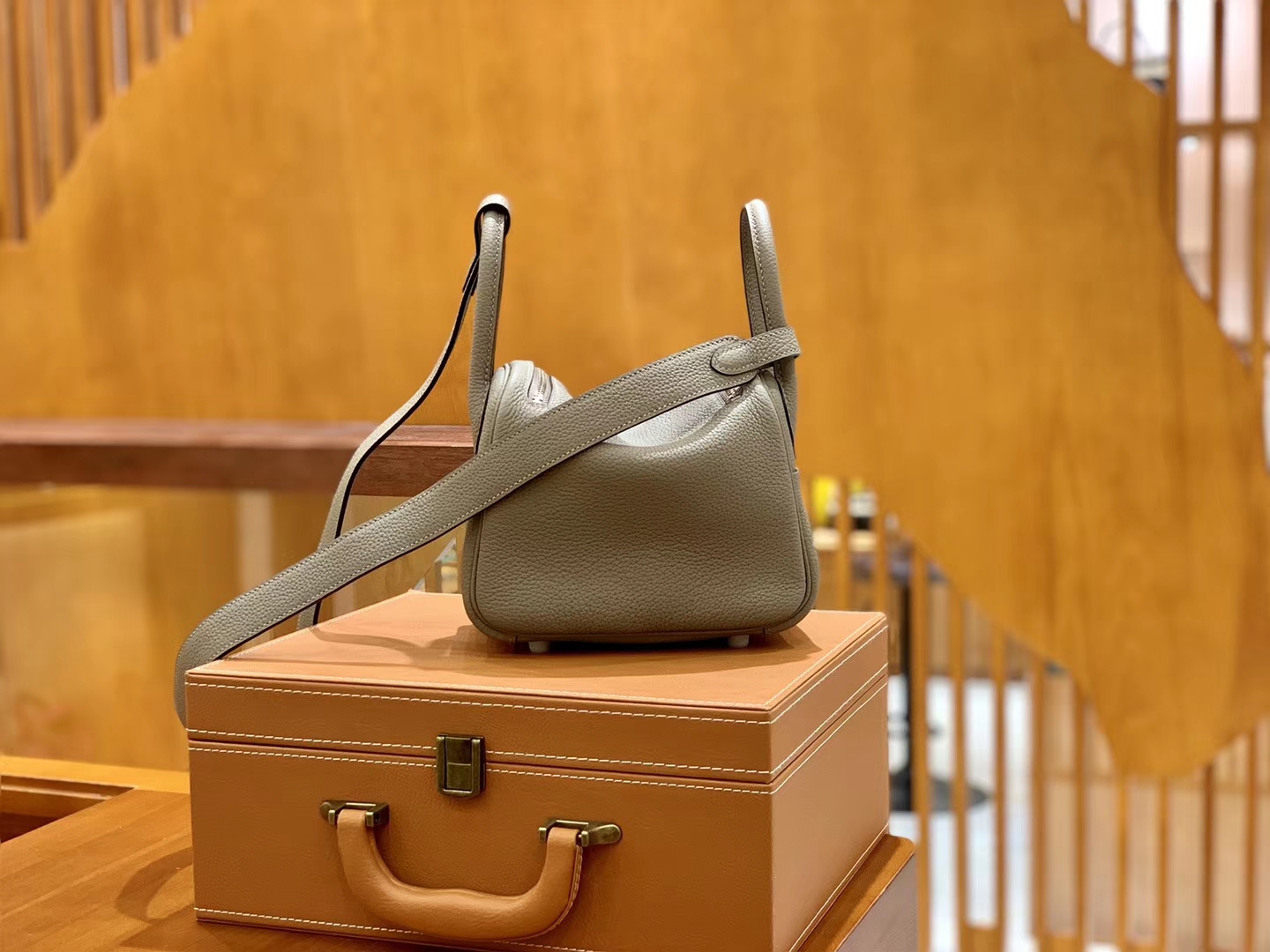 Hermès（爱马仕）Mini Lindy 18cm 沥青灰 银扣 Togo 小牛皮 全手工缝制