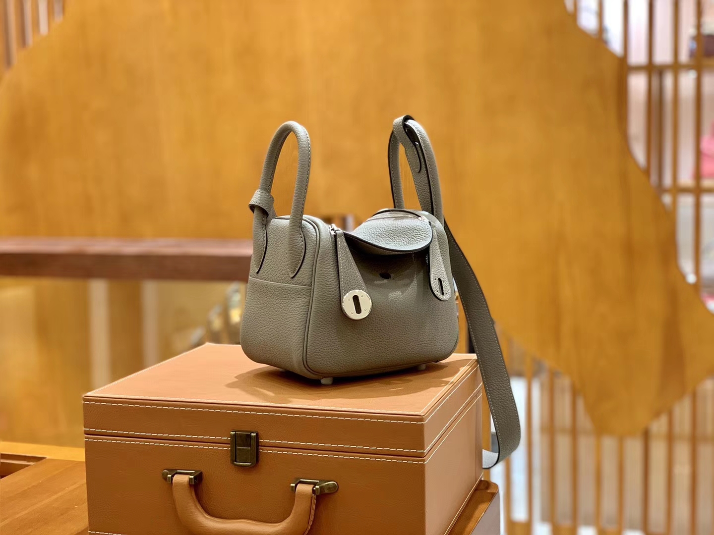 Hermès（爱马仕）Mini Lindy 18cm 沥青灰 银扣 Togo 小牛皮 全手工缝制