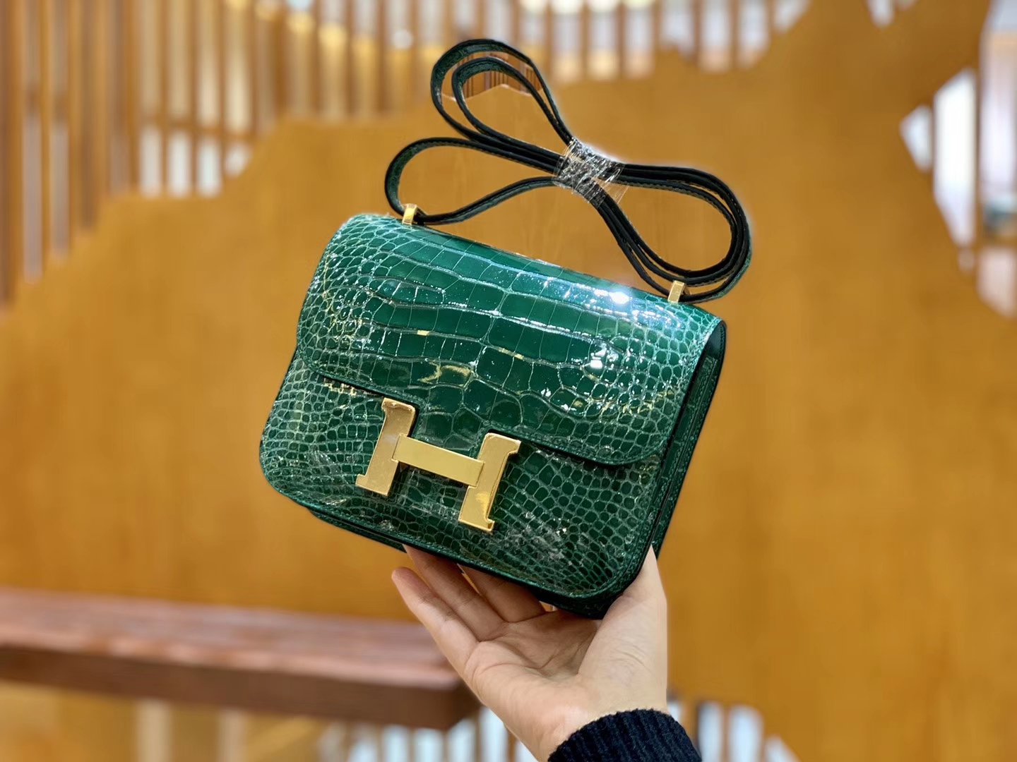 Hermès（爱马仕）Constance 18cm 宝石绿 金扣 美洲亮面 鳄鱼皮  全手工缝制