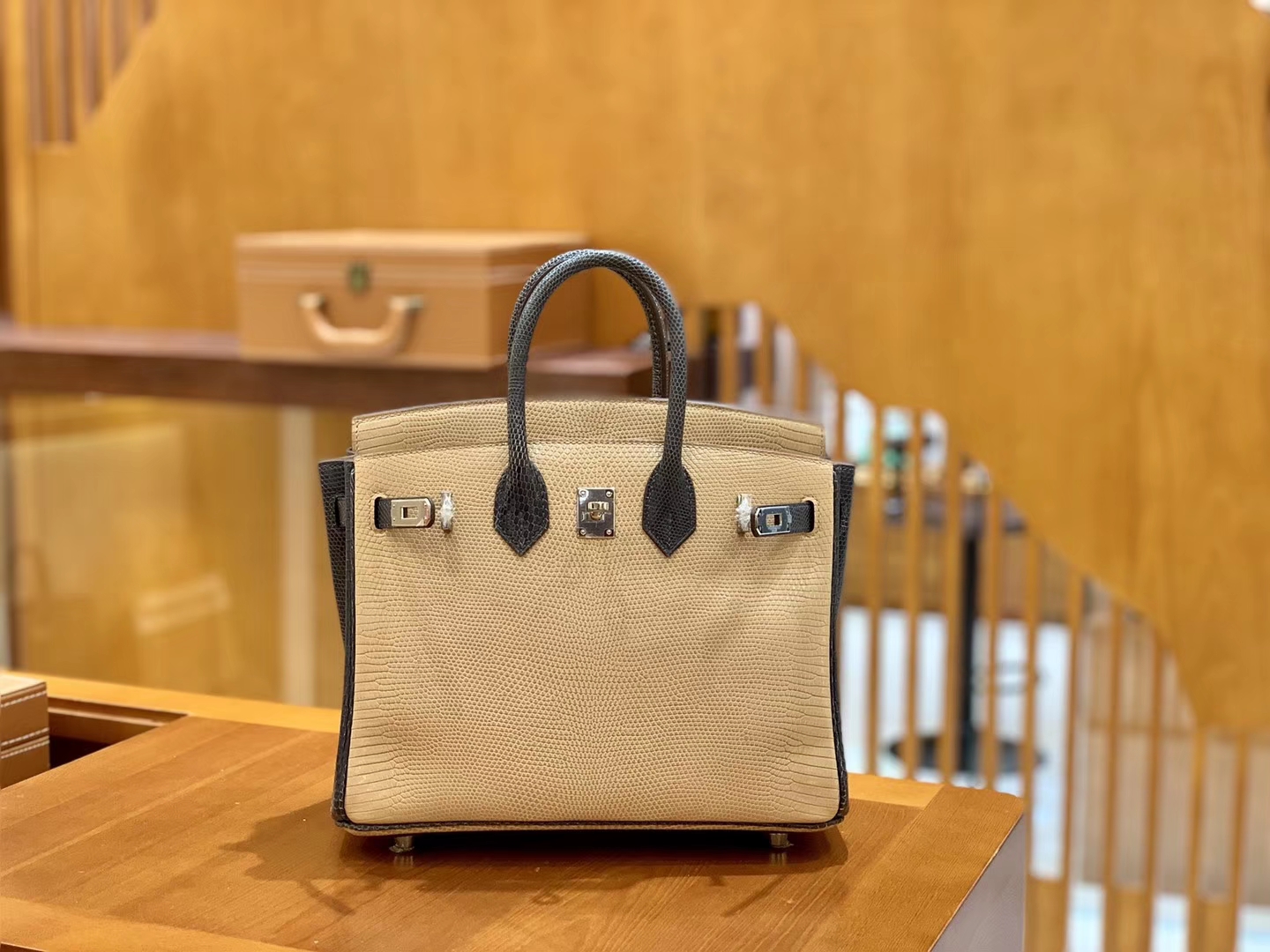 Hermès（爱马仕）Birkin 铂金包 锡器灰拼杏色 蜥蜴皮 银扣 25cm