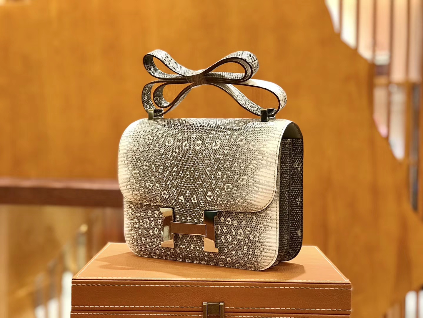 Hermès（爱马仕）Constance 空姐包 蜥蜴皮 原色 24cm