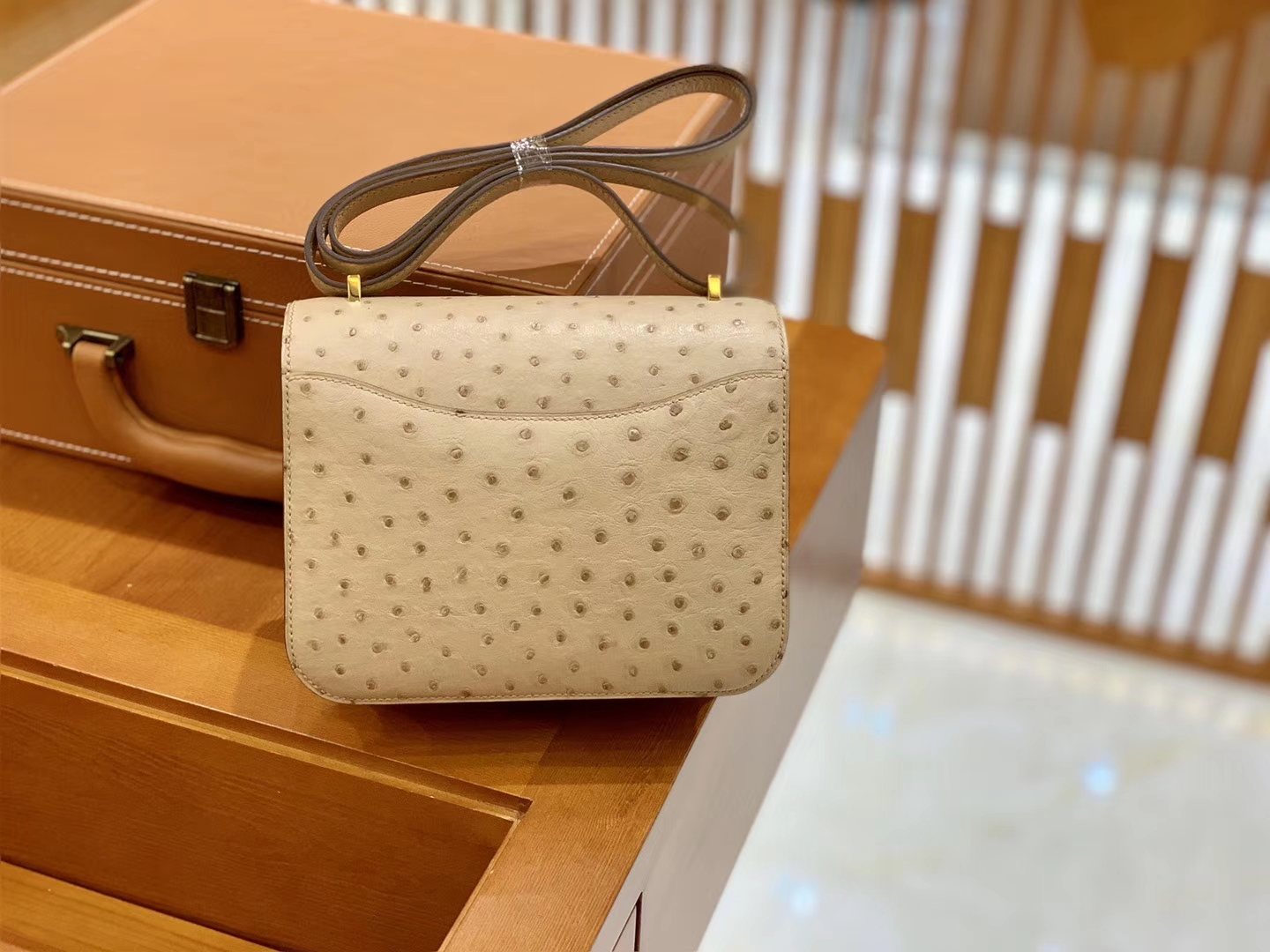 Hermès（爱马仕）Constance 空姐包 杏色 南非进口鸵鸟皮 18cm