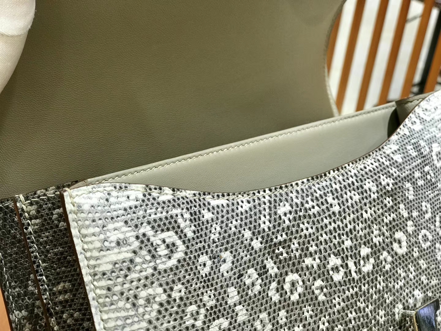 Hermès（爱马仕）Constance 空姐包 蜥蜴皮 原色 24cm