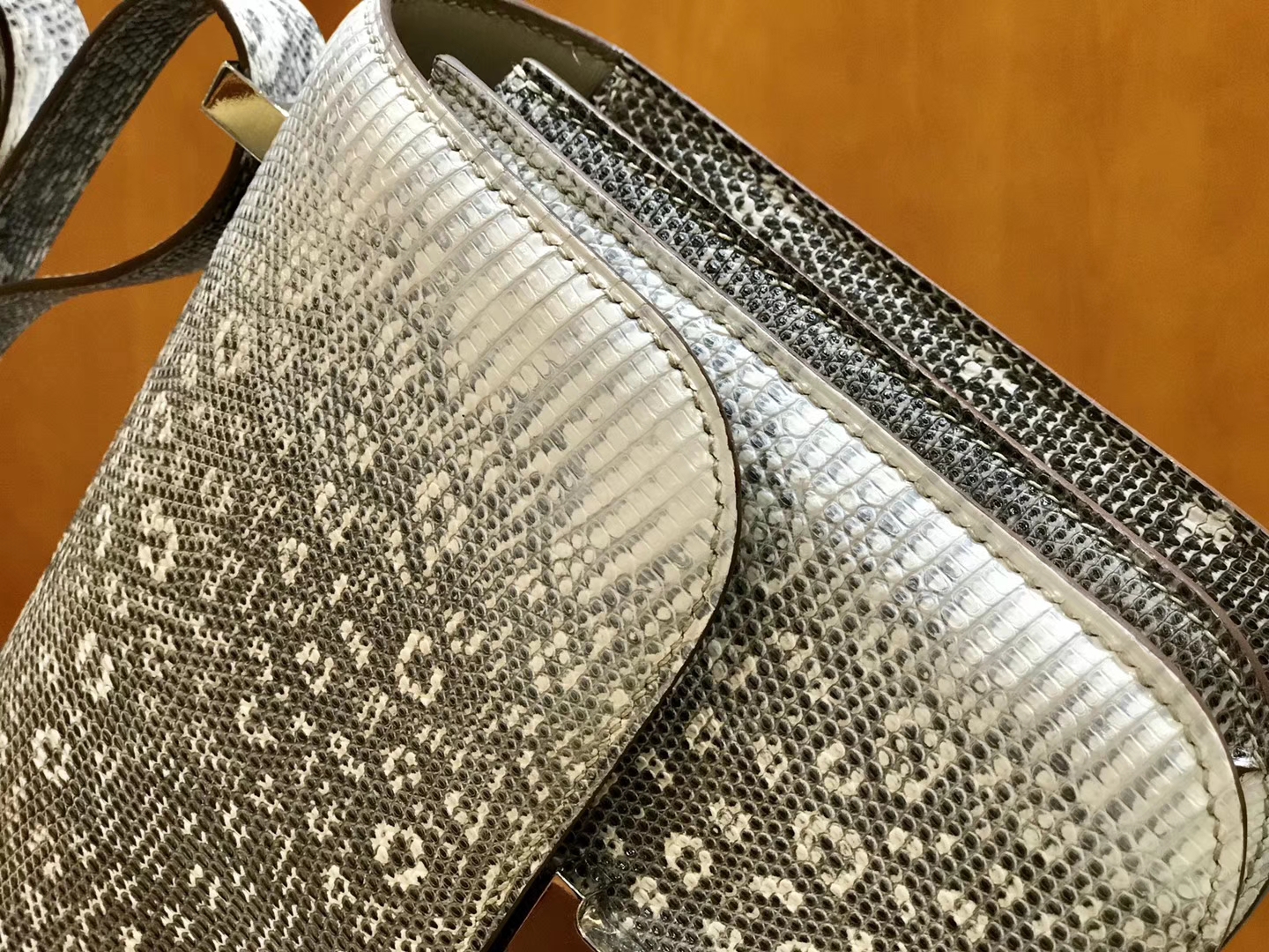 Hermès（爱马仕）Constance 空姐包 蜥蜴皮 原色 24cm