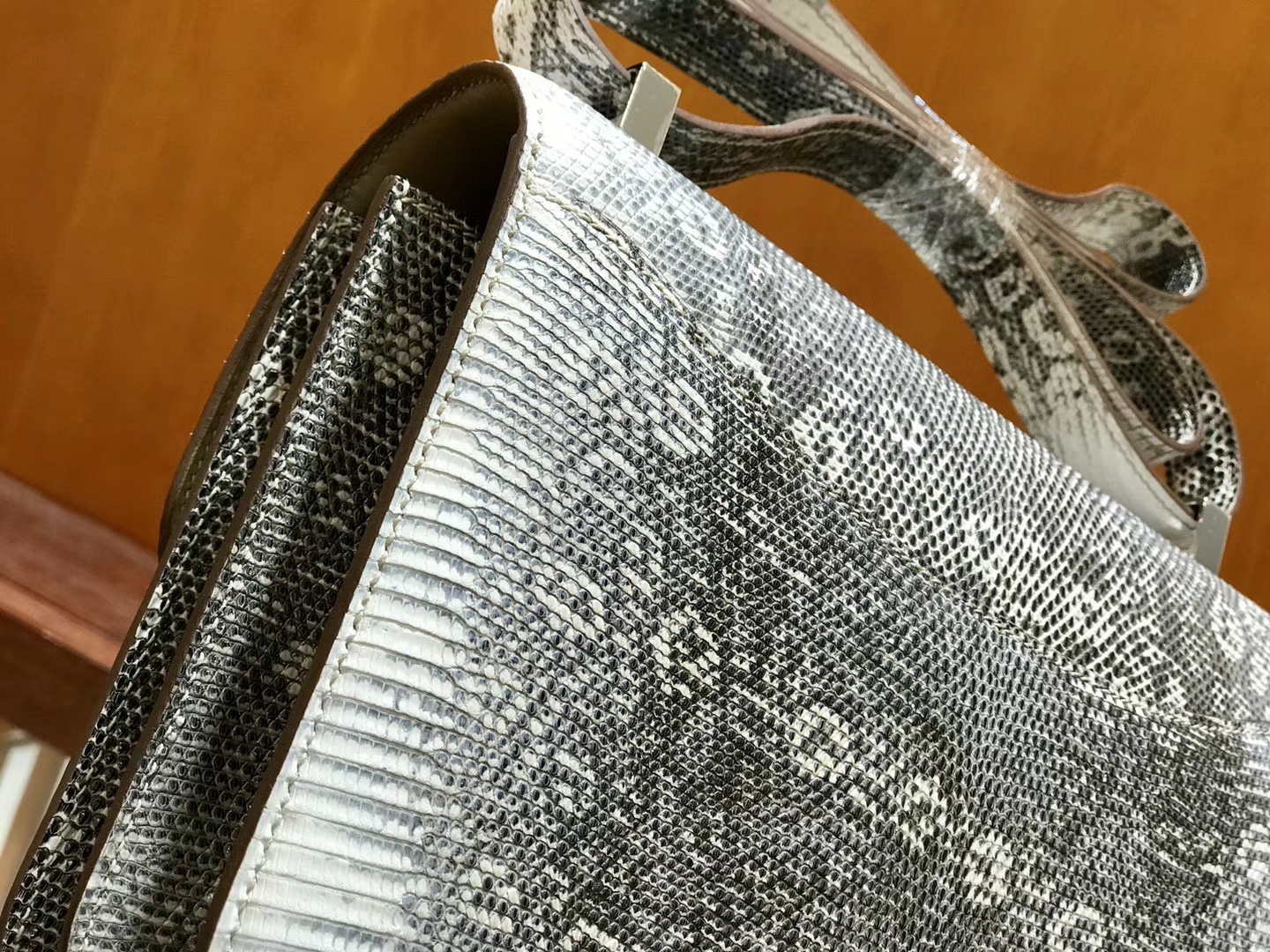 Hermès（爱马仕）Constance 空姐包 蜥蜴皮 原色 24cm