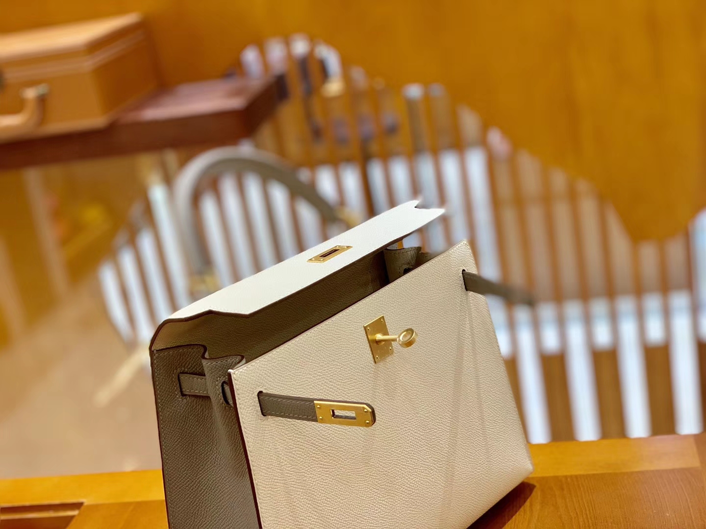 Hermès（爱马仕）Kelly 凯莉包 掌纹牛皮 奶昔白拼沥青灰 拉丝金扣 25cm